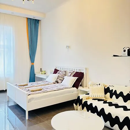 Francis Downtown Escape - Near Corvin Metro - *