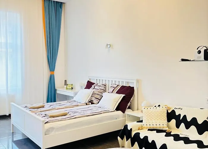 Francis Downtown Escape - Near Corvin Metro - *