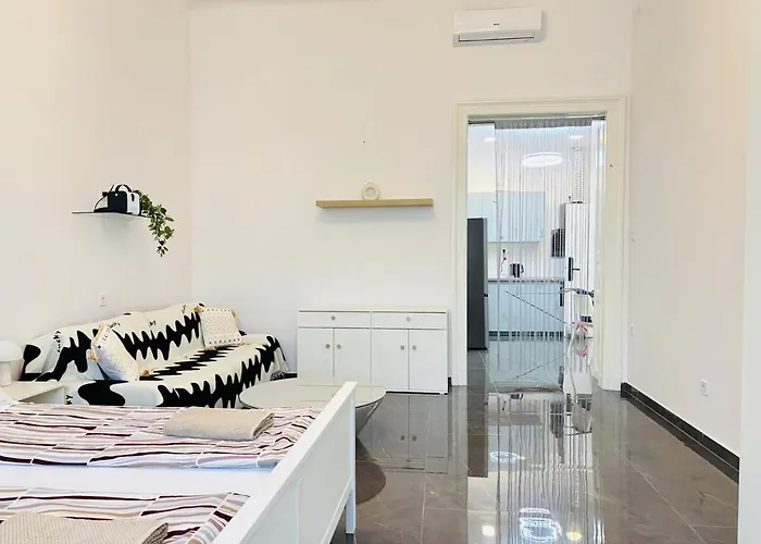 Francis Downtown Escape - Near Corvin Metro -